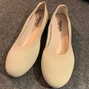 NWOT Cushionaire beige flats